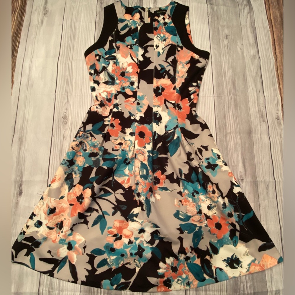 Ivanka Trump Form Fitted Pleated Flare Floral Zippered Dress Size 6 with Pockets